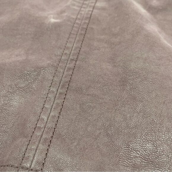 FREE PEOPLE faux leather dusty rose mini skirt, size 6 - Picture 7 of 15